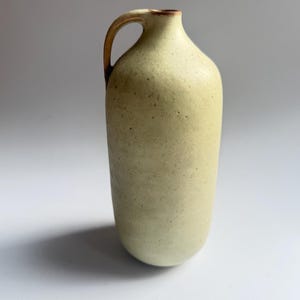 Jarrón de cerámica vintage con asa, amarillo claro/crema, 1950-1970, Studio Ceramics, estilo moderno de mediados de siglo, pieza de coleccionista, decoración vintage para el hogar, regalo.