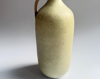 Jarrón de cerámica vintage con asa, amarillo claro/crema, 1950-1970, Studio Ceramics, estilo moderno de mediados de siglo, pieza de coleccionista, decoración vintage para el hogar, regalo.