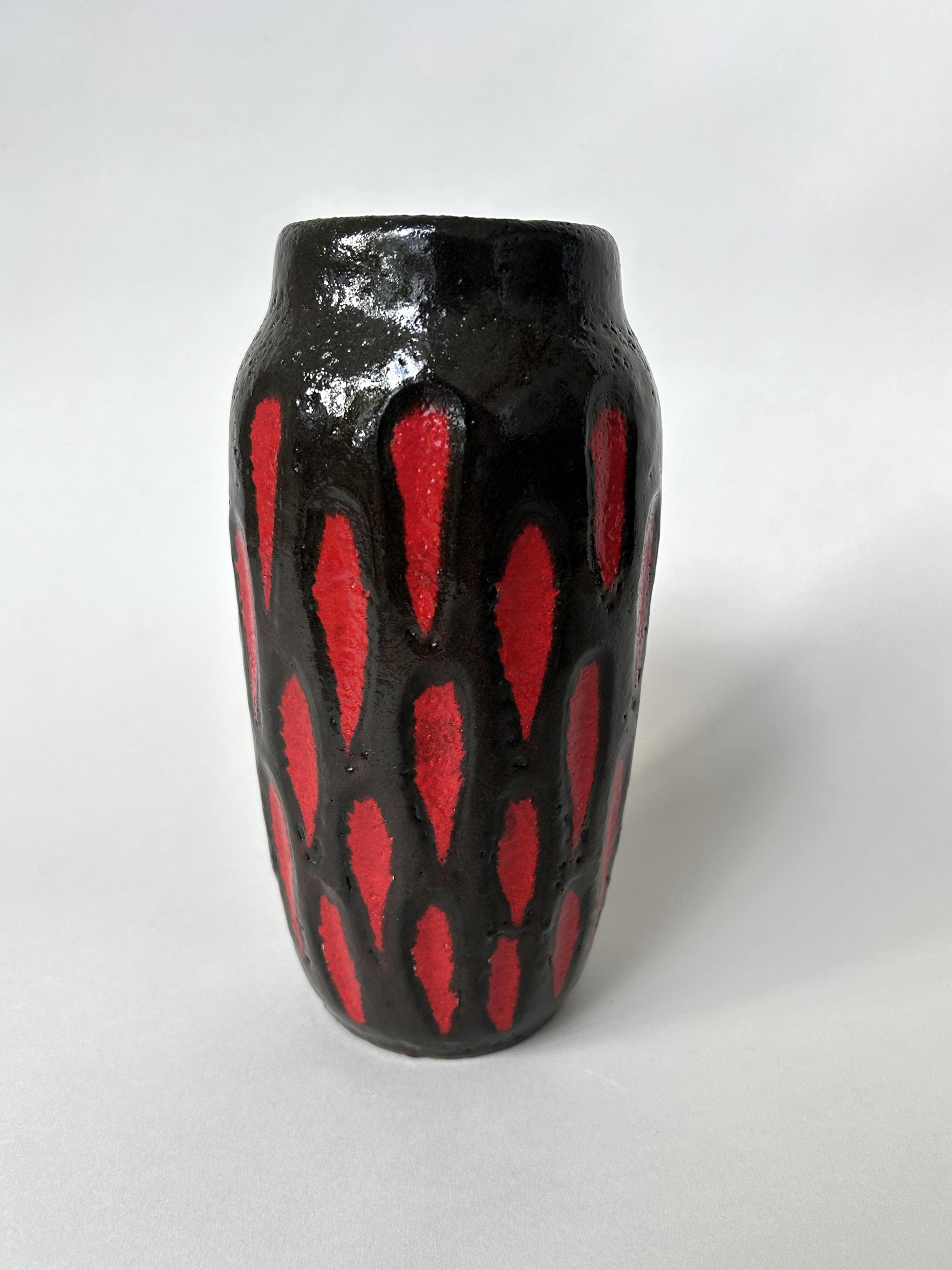 Jasba ビンテージ 陶器 花瓶 レリーフ模様 赤×黒 フラワーベース Jasba ビンテージ 陶器 花瓶 レリーフ模様 赤×黒 フラワーベース