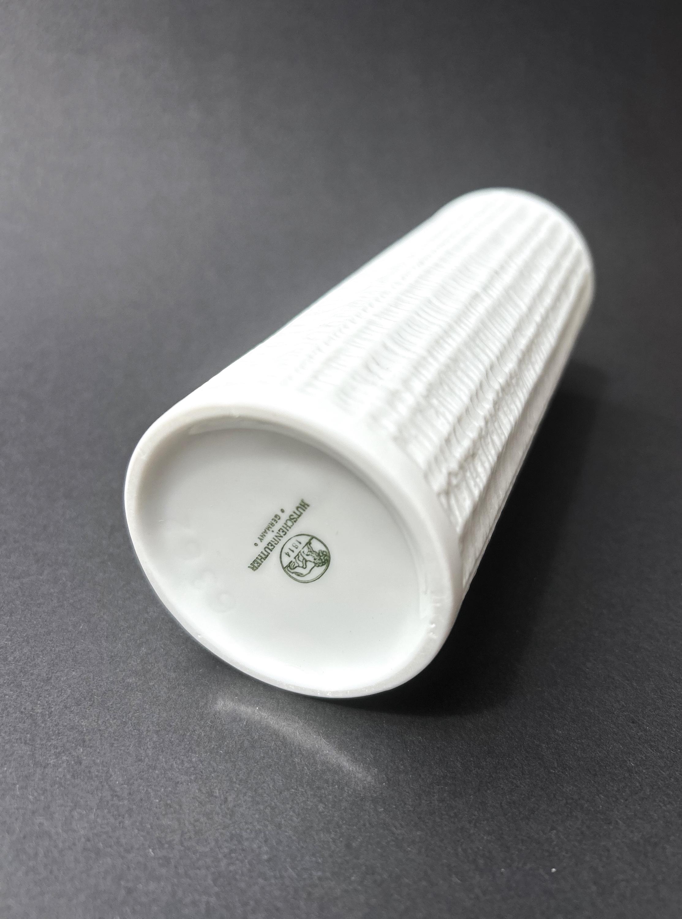 HUTSCHENREUTHER のレリーフ装飾が施された白い素焼きの磁器の花瓶
