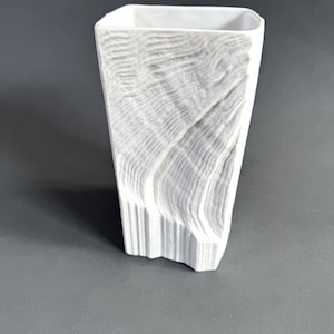 ROSENTHAL Studio Line weiße Relief Porzellan Vase, Design Martin Freyer, postmodern, 1980er Jahre, Deutschland, wellenförmiger Reliefmuster