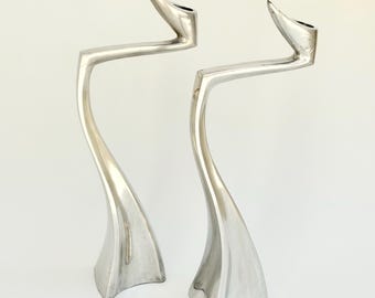 Coppia di portacandele in alluminio a forma di cigno di Matthew Hilton, anni '80 | Portacandele scultorei vintage | Design postmoderno | Arredamento vintage