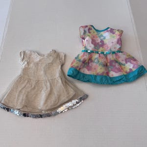 2er Set American Girl Doll Kleid. Isabelle Gold Kleid mit Pailletten + hellem Blütenblumenkleid im Ruhestand. AG Kleidung. EUC. Kleid Nur Bundle
