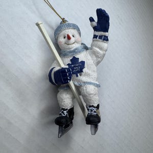 Vintage NHL Snowman Toronto Maple Leafs Ornament auf Schlittschuhen. XMAS Hockey Logo Baum Dekoration mit Stab.