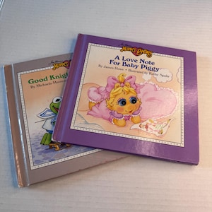1987 Jim Hensons, lot de 2 bébés Muppets Good Knight, Sir Kermit et un mot d'amour pour bébé cochon. Presse Muppet.