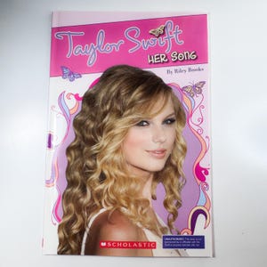 Taylor Swift: Her Song di Riley Brooks. Copertina flessibile/brossura. Ottimo regalo per uno Swifie!