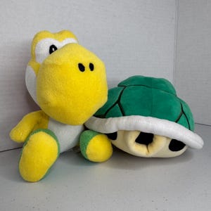 2 Paar Nintendo Kuscheltiere. Gelb 6 ”Yoshi Stofftier. Super Mario Bros Charakter und Grüne Muschel Mit Bauchtasche. KEIN TON. GUC.