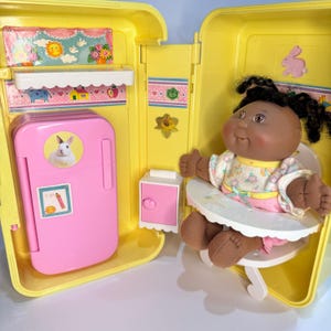 Étui de voyage vintage 1995 Cabbage Patch pour enfants. Étagère de réfrigérateur pour chaise haute pour poupée. Il manque certains accessoires montrés sur les photos !