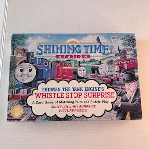 Sorpresa de la estación de Thomas y sus amigos. Juego de marcha y rompecabezas de cartas de la estación de La Hora Brillante. Completo en su caja original.