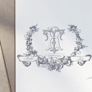 Puede incluir: Una invitación de boda con una ilustración en blanco y negro de un monograma con las letras "TR" rodeadas de una corona de flores. La fecha "November 16, 2023" está impresa debajo del monograma. Los nombres "Rachel" y "Trent" están impresos en pancartas debajo del monograma.