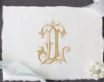 Könnte beinhalten: Ein goldfarbenes Monogramm des Buchstabens "L" in einer dekorativen Schriftart, umgeben von floralen Verzierungen. Das Monogramm ist auf ein weißes Blatt Papier gedruckt.