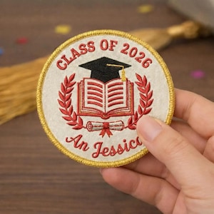 Puede incluir: Un juego de tres tazas de cerámica con un acabado mate moteado. Las tazas son de color crema, gris claro y gris oscuro. Cada taza tiene un diseño simple y minimalista.