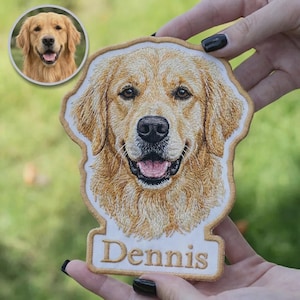 Puede incluir: Parche bordado con un perro Golden Retriever con el nombre "Dennis" debajo. El parche es de color beige con una imagen detallada de la cara del perro. Una imagen circular más pequeña del perro está en la esquina superior izquierda. El parche es sostenido por una persona.