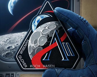 Puede incluir: Un juego de tres tazas de cerámica con acabado mate moteado. Las tazas son de color crema, gris claro y gris oscuro. Cada taza tiene un diseño simple y minimalista.