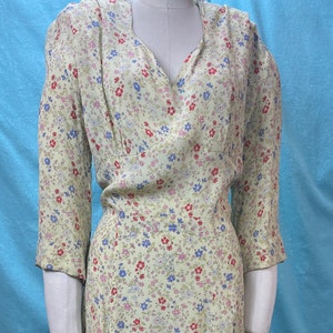 1930s/1940s W:36 Vintage 30s 40s Yellow Rayon Crepe Floral Dress Mid Sleeve V neckline Mid length A line
