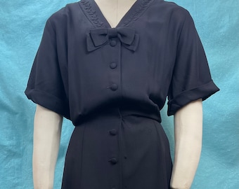 1940s/1950s W:40 Caldwell Casuals Vintage 40s 50s black rayon crepe bow dress V neck button up A-line skirt shirtwaist dress