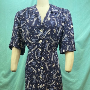 1940s W:42 Vintage navy blue white novelty conversational print on rayon tree bark heaths scalloped button up collared dress