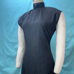 1950s W:26” Mid century black silk damask cheongsam dress eastern print frog knot closure short sleeves mandarin collar pencil skirt