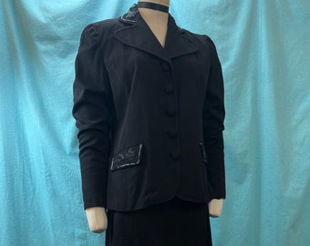 1950s W:24” Emily Vintage Tailored Jacket Pencil Skirt Suit Set Black Wool Gabardine Beading Deco Pockets