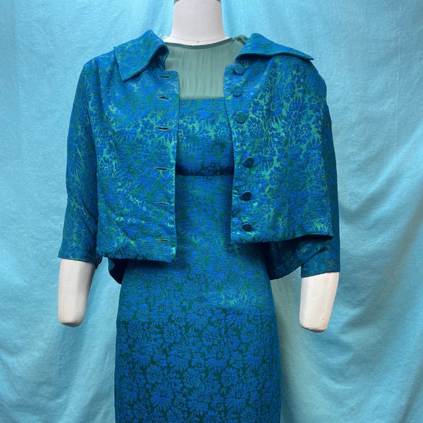 1950s/1960s W:28” LILLY DIAMOND Vintage 50s 60s 2PC set dress jacket illusion neckline green blue brocade pencil 3/4 sleeve box jacket