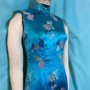 1960s W:28 Blue silk jacquard mandarin collar asymmetric closure pencil cheongsam dress
