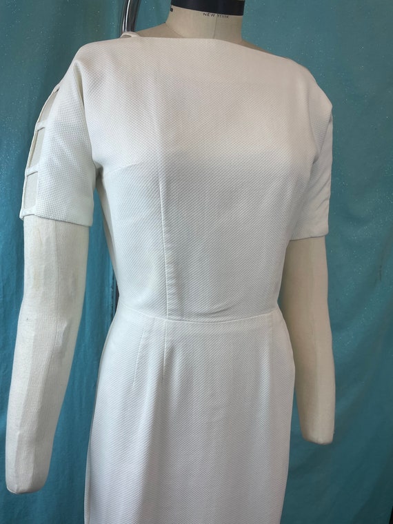 1950s W:26 white cotton pique wiggle dress cut ou… - image 9