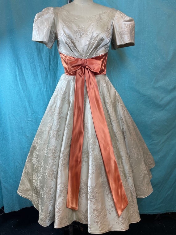 1950s/1960s W:25 Puffed sleeve draped bodice beaut