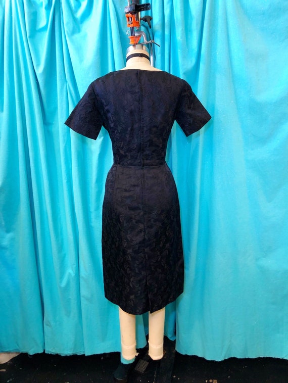 1950s/1960s W:26 LBD black floral silk satin broc… - image 4