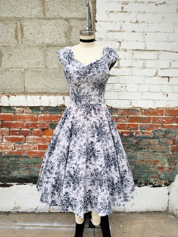 1950s W:28 grey cotton floral sweetheart neckline