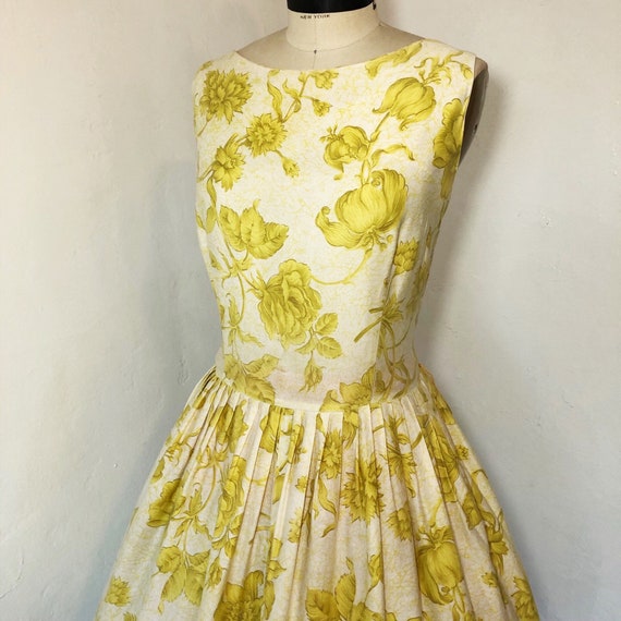 1950s/1960s W:32 VOLUP yellow white floral polishe