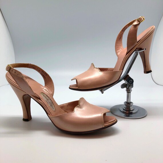 1950s SZ:7N pearlescent pink scalloped sling back