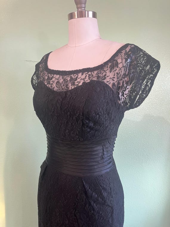 1940s 1950s W:28 Black Lace Satin Waist Cap Sleeve Illusion Sweetheart Neckline Ribbon Tail Pencil Cocktail Dress
