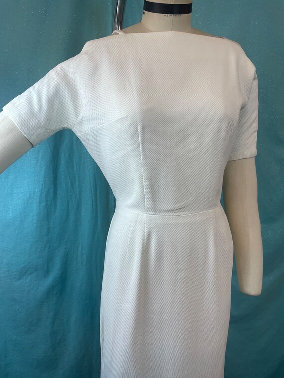 1950s W:26 white cotton pique wiggle dress cut ou… - image 8