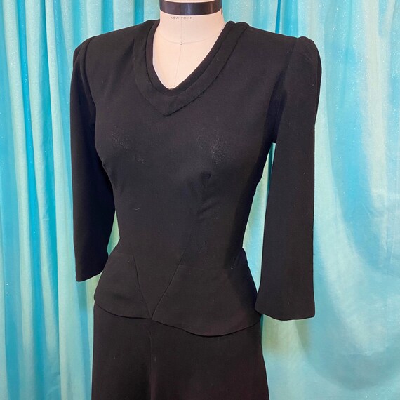 1930s/1940s W:26 LBD black wool crepe 3/4 sleeve V