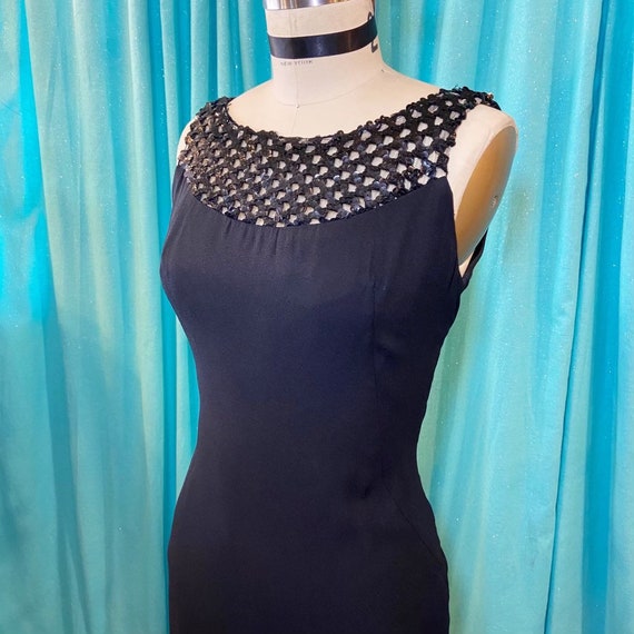 1950s/1960s W:26 LBD black crepe sleeveless sequin
