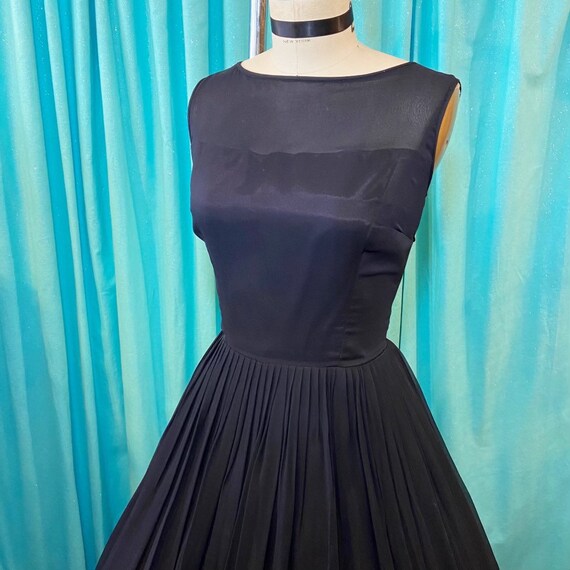 1950s/1960s W:26 LBD black chiffon sleeveless illu