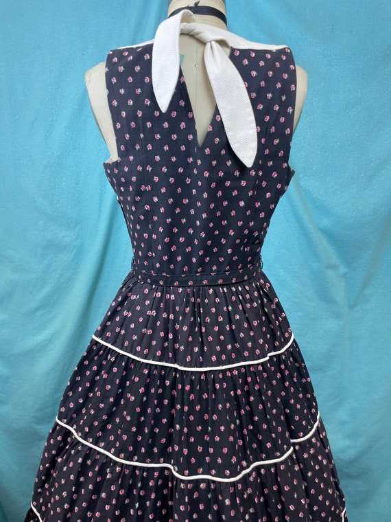 1950s W:25 Joan Miller 50s Vintage Fit and Flare Calico Cotton Black White Roses Floral Praire Halter Neck Dress Tiered Circle Skirt Belt