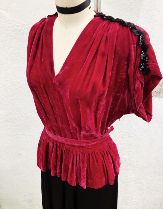 1940s W:27 raspberry silk velvet black rayon peplu