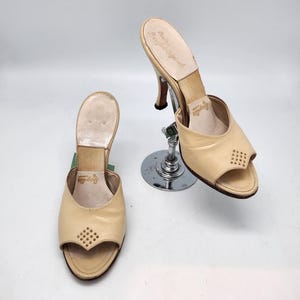 1950s Sz:6 Creme Off White Vamp Pointed Peep Toe w/ Diamond Shaped Gold Studs Pump Heel Spring-o-lator Barefoot