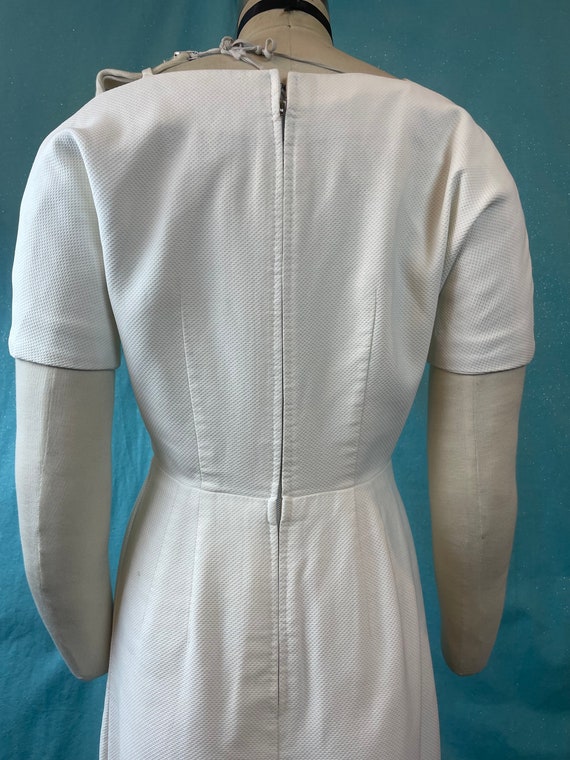 1950s W:26 white cotton pique wiggle dress cut ou… - image 3