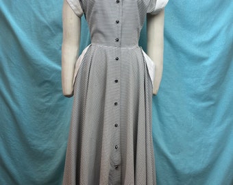 1950s W:25 Stripe Grey White Seersucker Rhinestones Button Up Shirt Dress Frontal collared wing side pockets vintage 50s