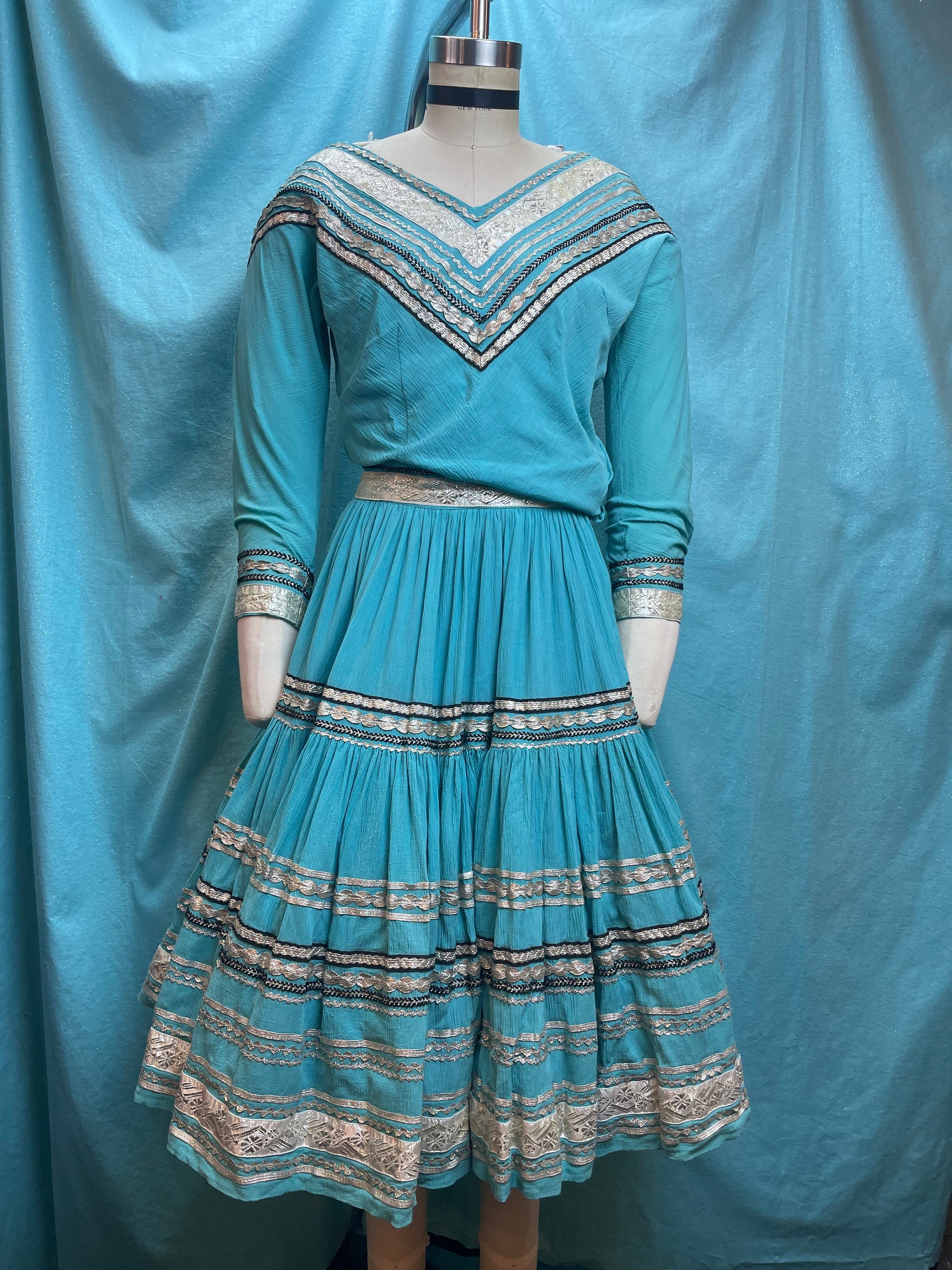 1950s W:25" Faye Creations Patio Fashions silver aqua blue Patio set from Tucson Arizona crinkled crepe blouse skirt raglan summer 1950s W:25" Faye Creations Patio Fashions silver aqua blue Patio set from Tucson Arizona crinkled crepe blouse skirt raglan summer