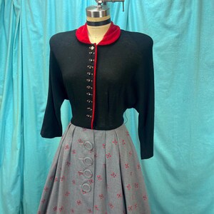 1940s/1950s W:26 black wool jersey 3/4 dolman sleeve red velveteen contrast collared button up flocked atomic gaberdine fit and flare dress