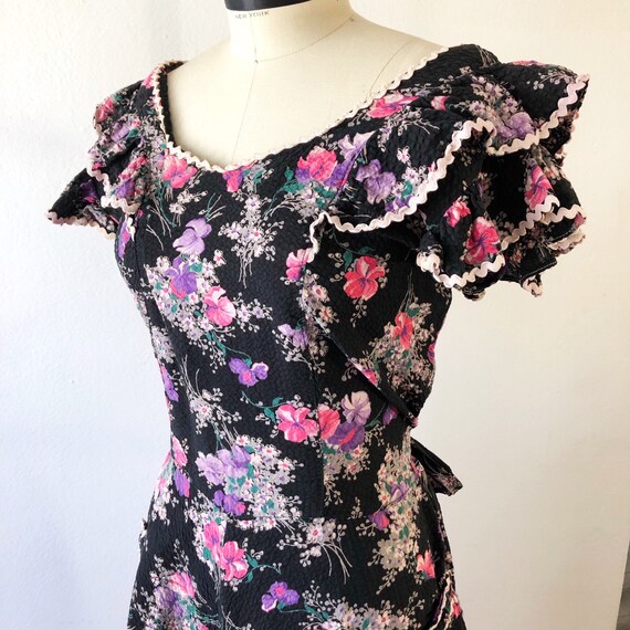 1940s W:32 pink purple white black background flor