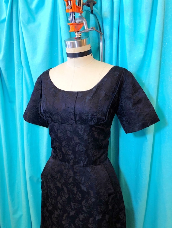 1950s/1960s W:26 LBD black floral silk satin broc… - image 1