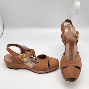 1940s 1950s Sz: 6.5 AA Brown Tan Suede Peep Toe T Ankle Strap Wedge Sandal Fortunet