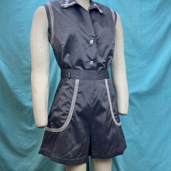 1940s/1950s W:28”-30” Kerrybrooke 3PC Vintage playsuit gray steel sharkskin sanforized cotton 3 pieces blouse shorts skirt white yarn trim