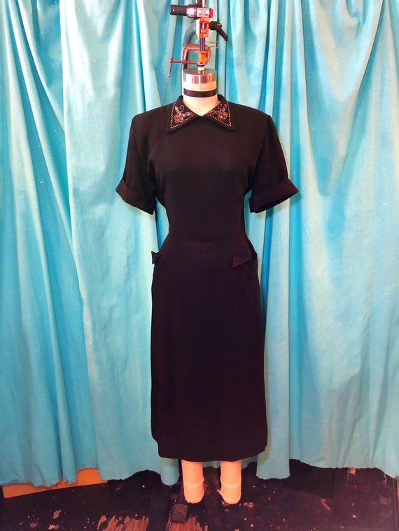 1940s W:30 LBD black rayon crepe cuffed short sle… - image 2