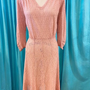 1930s/1940s W:36 sheer pink cotton floral lace 3/4 runched sleeve V neck paneled A-line skirt dress image 2