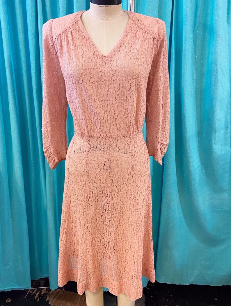 1930s/1940s W:36 sheer pink cotton floral lace 3/4 runched sleeve V neck paneled A-line skirt dress image 2